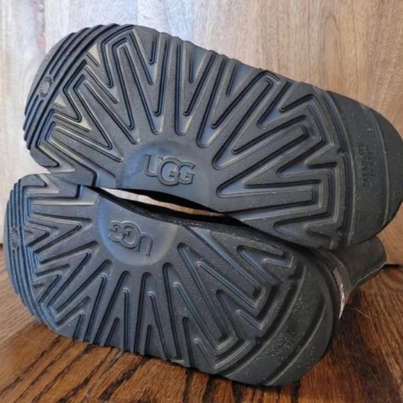 UGG Classic II Genuine Shearling Lined Short Boot - Picture 3 of 3